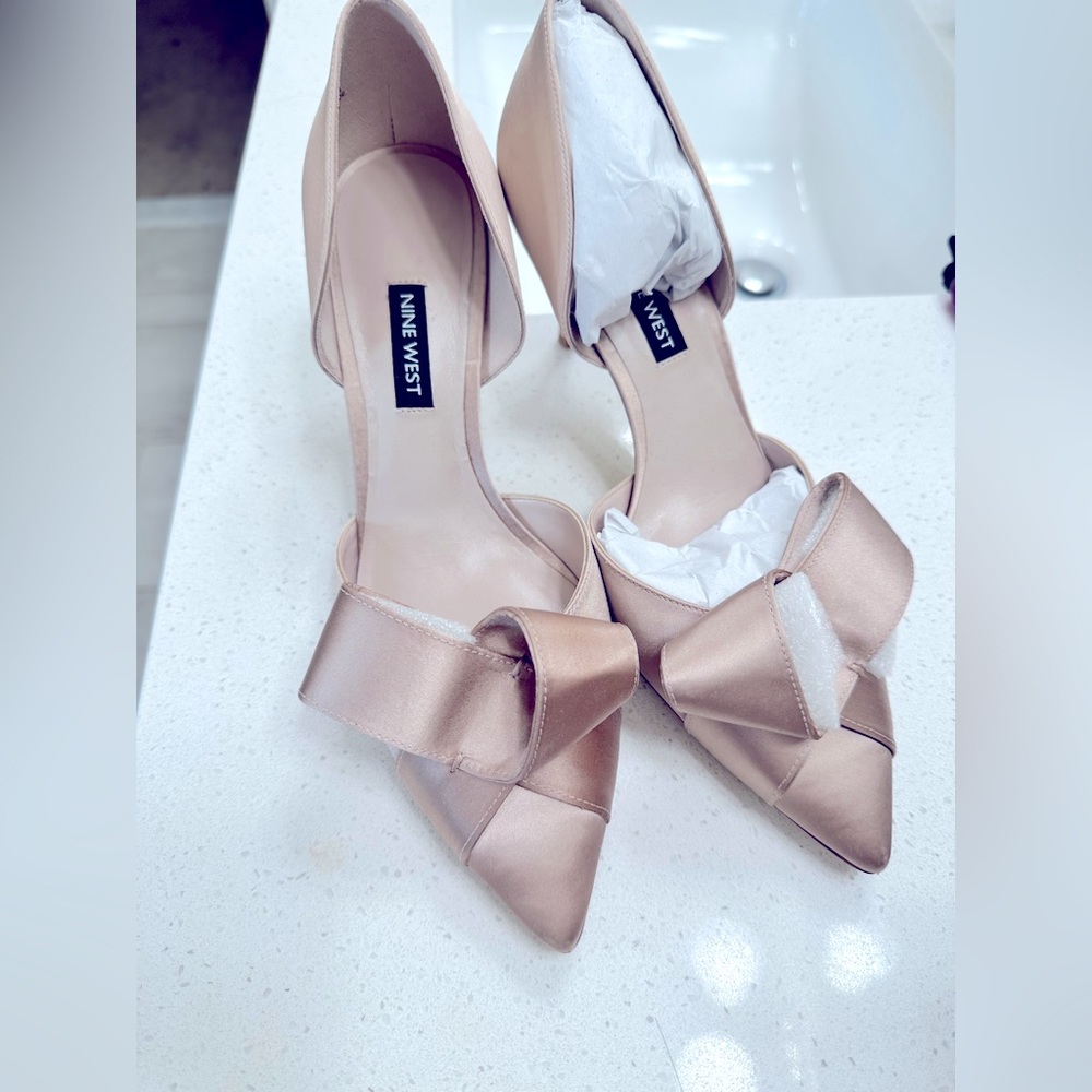 Heels with bow